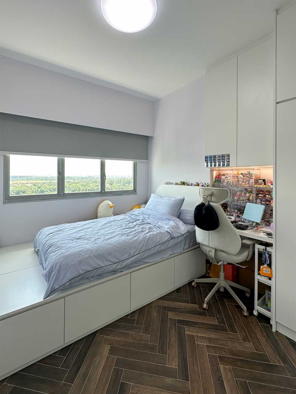 Scandinavian Bedroom with Built-in Bed and Window Grille