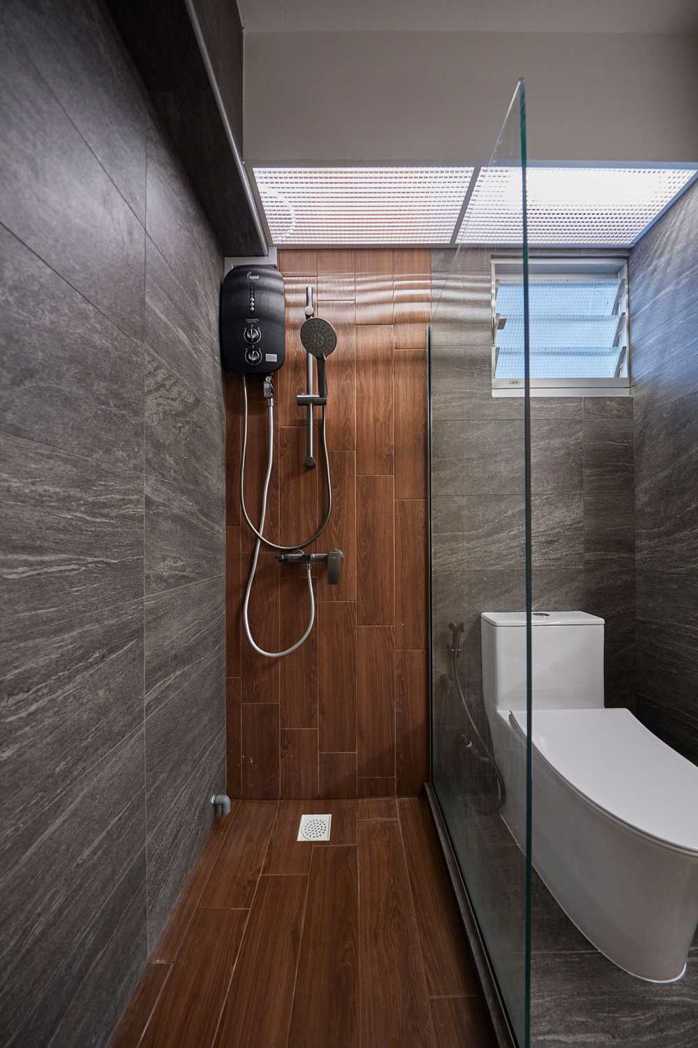 Scandinavian Bathroom with Mirror and Bathroom Storage