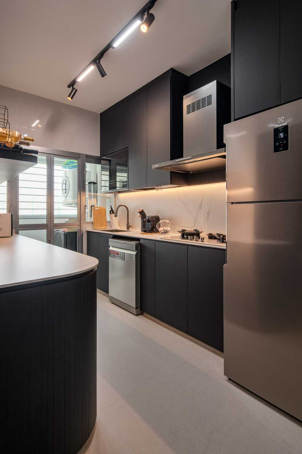 Contemporary Kitchen with Countertop and Homogeneous Tiles
