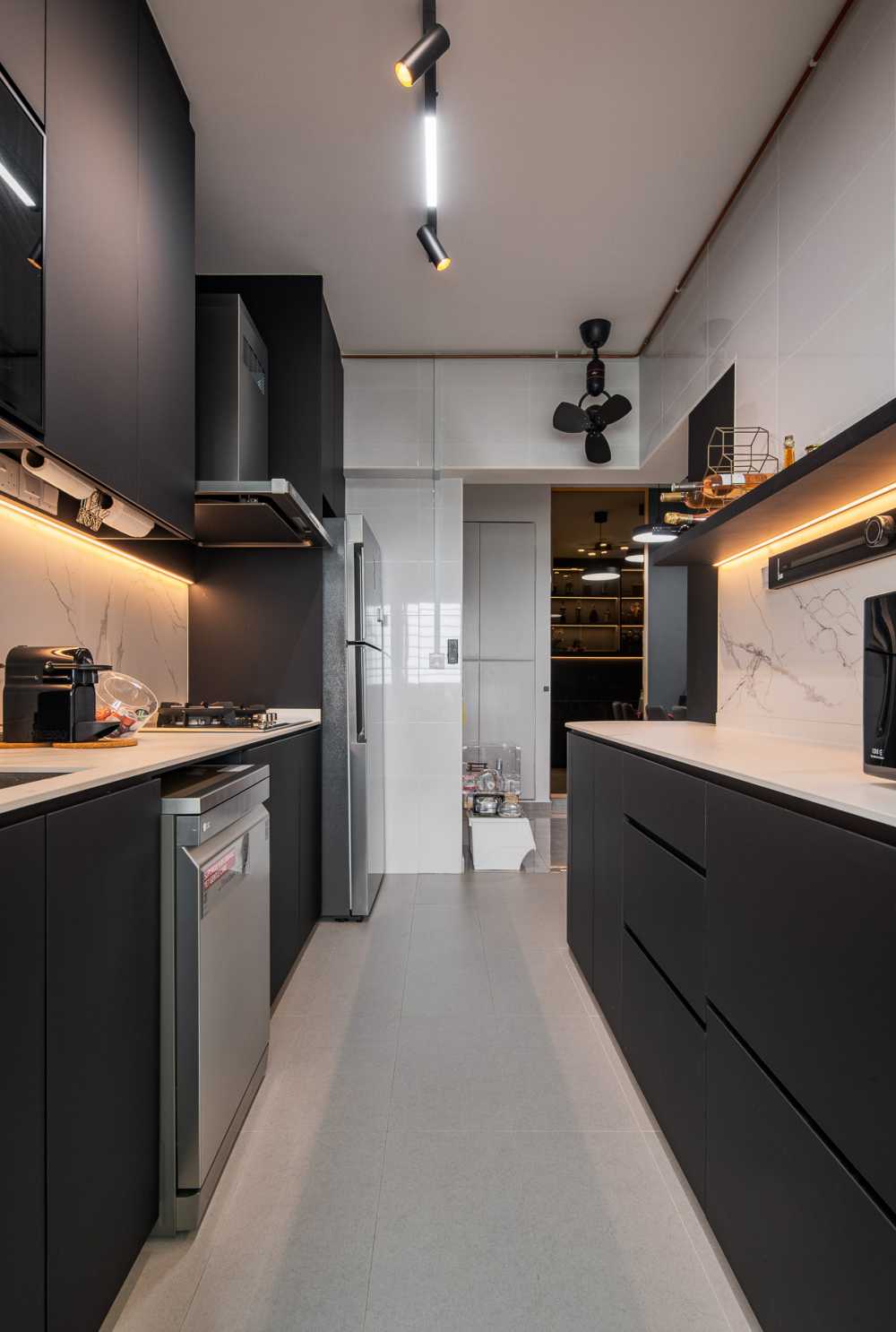 Contemporary Kitchen with Countertop and Open Kitchen