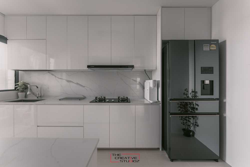 Modern Kitchen with Countertop and Kitchen Backsplash