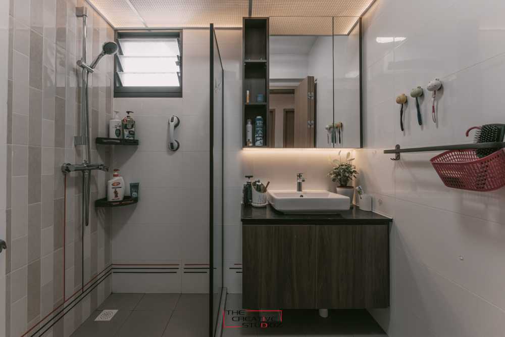 Modern Bathroom with Homogeneous Tiles and Shower Screen