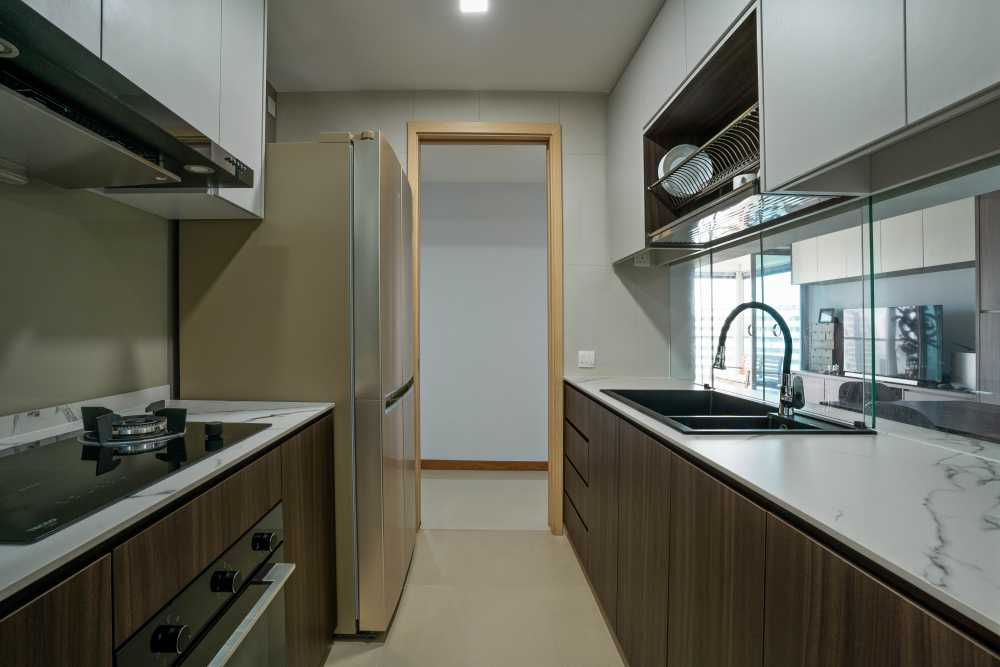 Contemporary Kitchen with Vinyl Flooring and Homogeneous Tiles