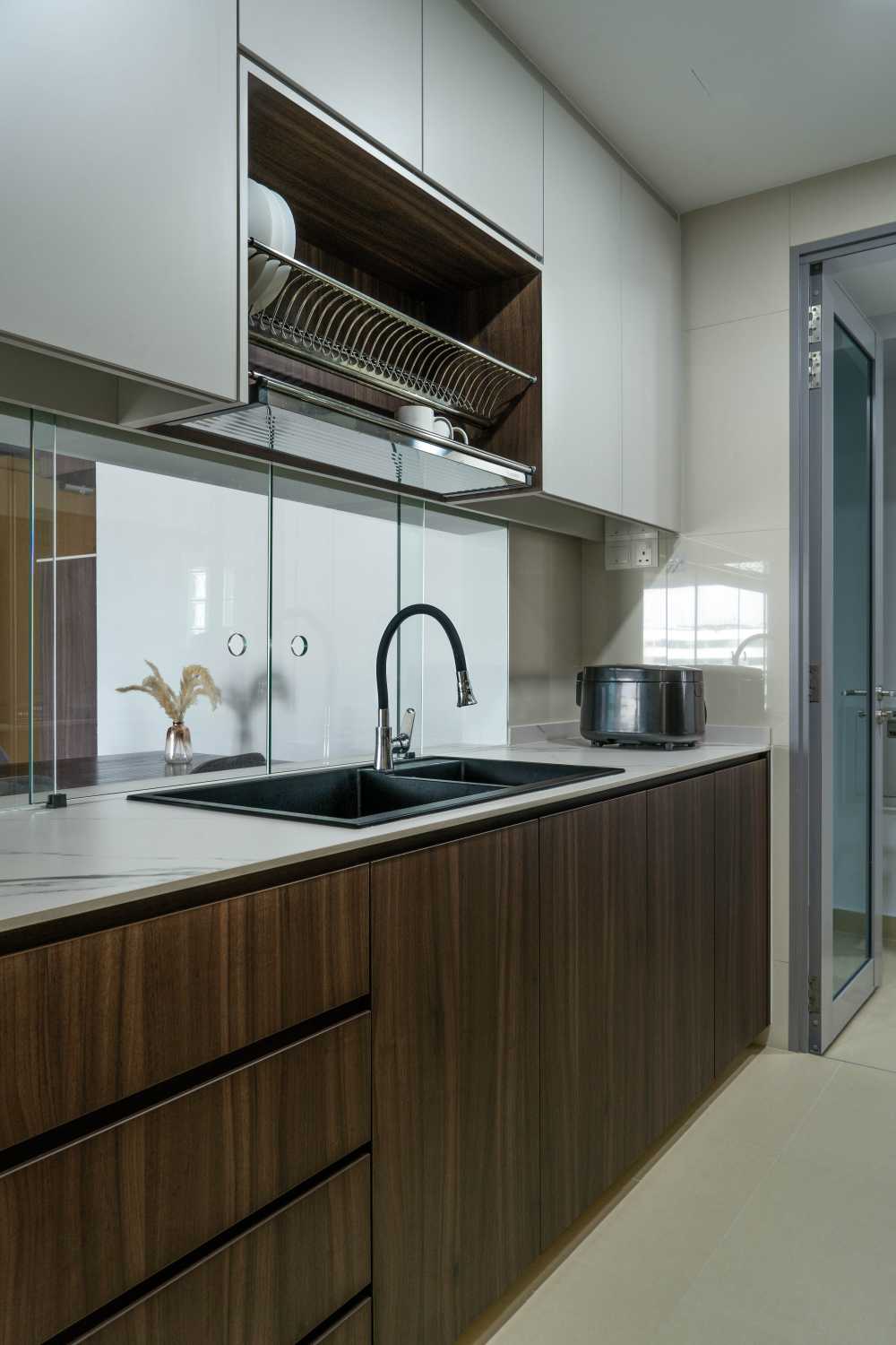 Contemporary Kitchen with Countertop and Open Kitchen