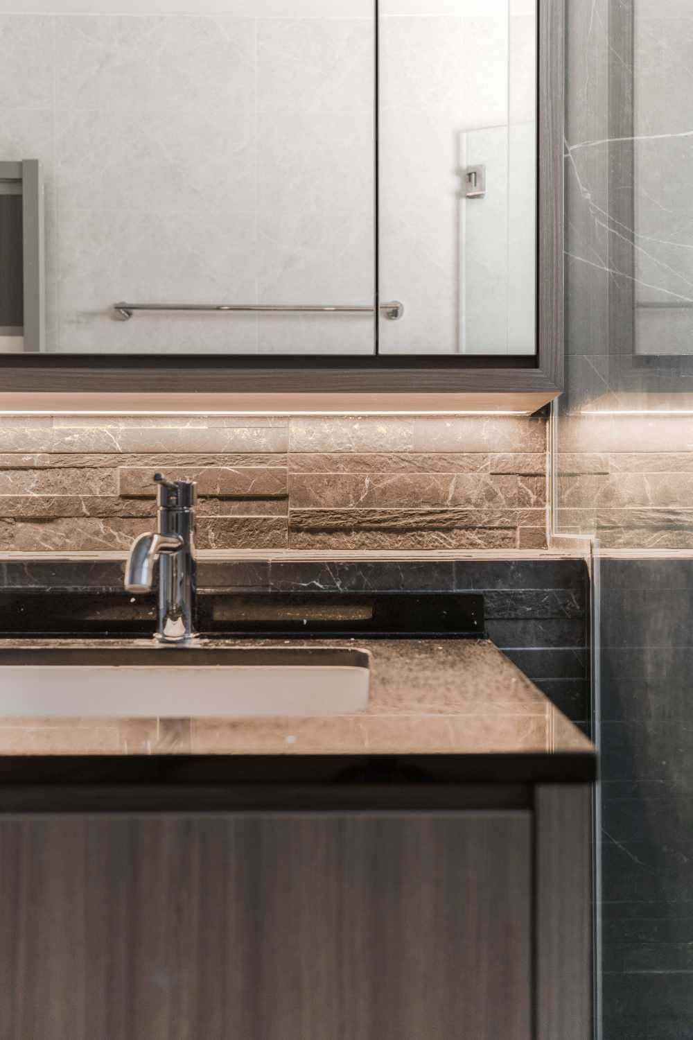 Contemporary Bathroom with Homogeneous Tiles and Cement Floor