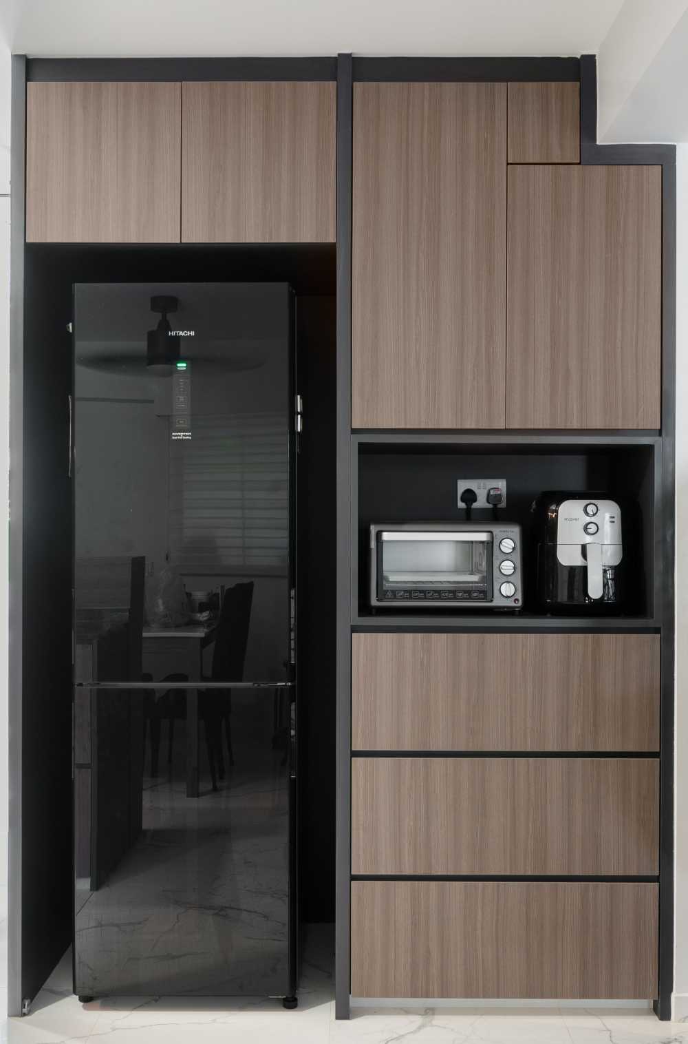 Contemporary Kitchen with Vinyl Flooring and Homogeneous Tiles