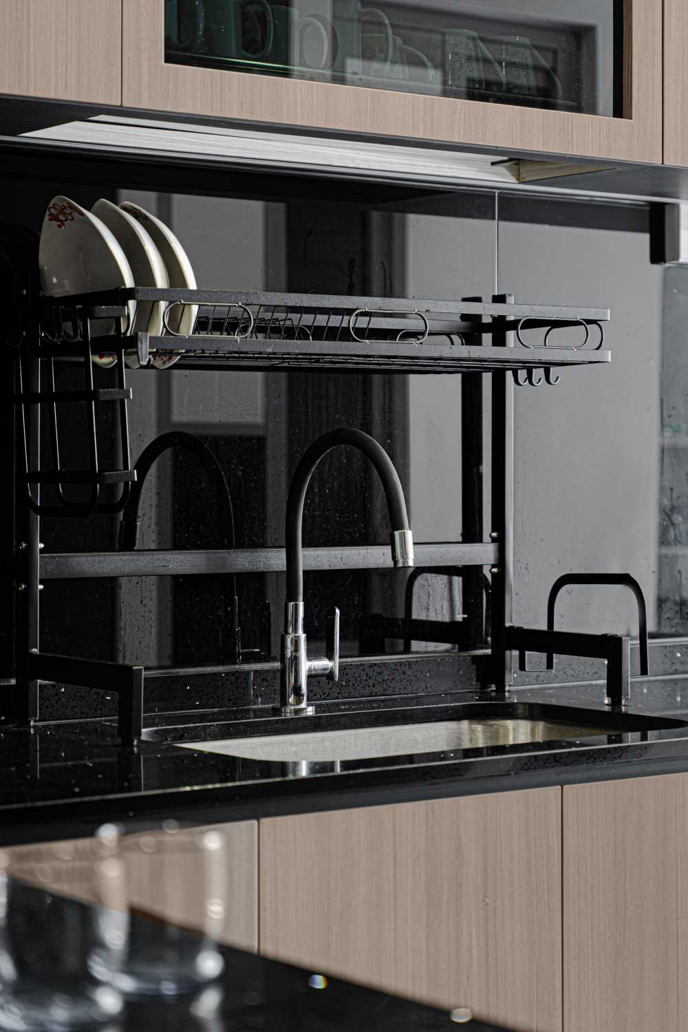 Contemporary Kitchen with Homogeneous Tiles and Parquet Floor