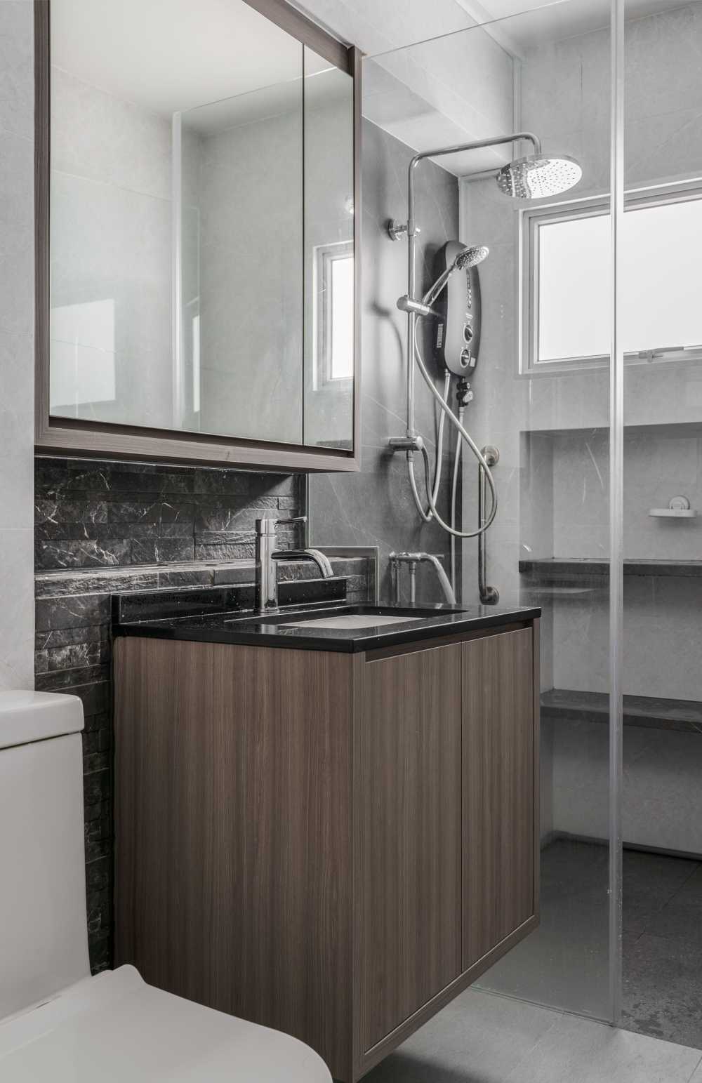 Contemporary Bathroom with Homogeneous Tiles and Granite Floor