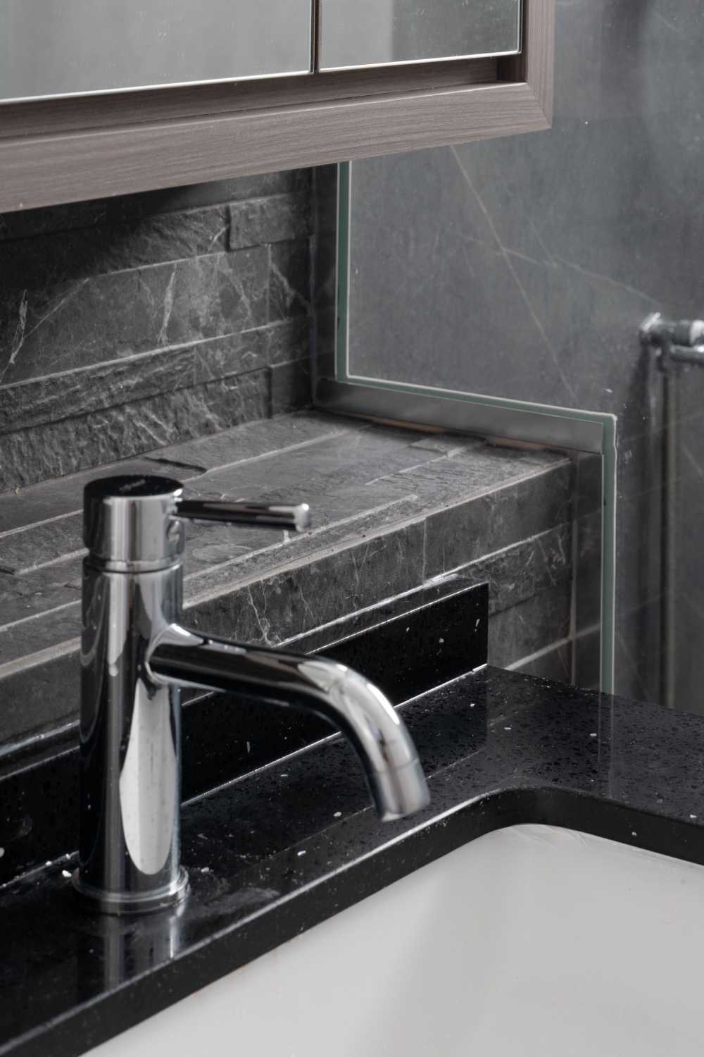 Contemporary Bathroom with Vinyl Flooring and Homogeneous Tiles