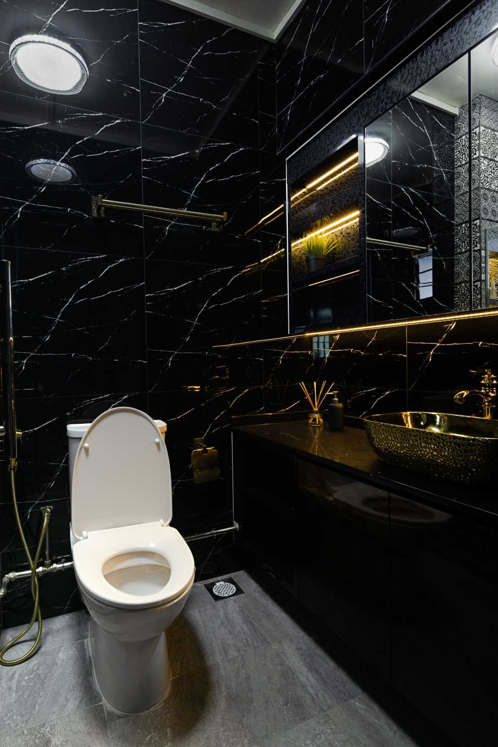 Vintage Bathroom with Homogeneous Tiles and Herringbone Tiling