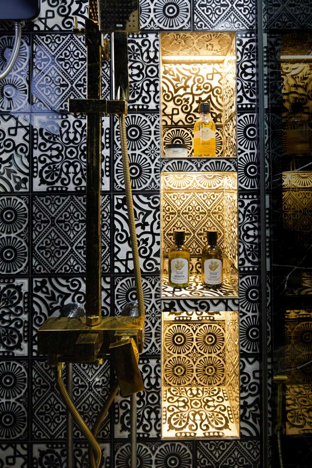 Vintage Bathroom with Homogeneous Tiles and Herringbone Tiling