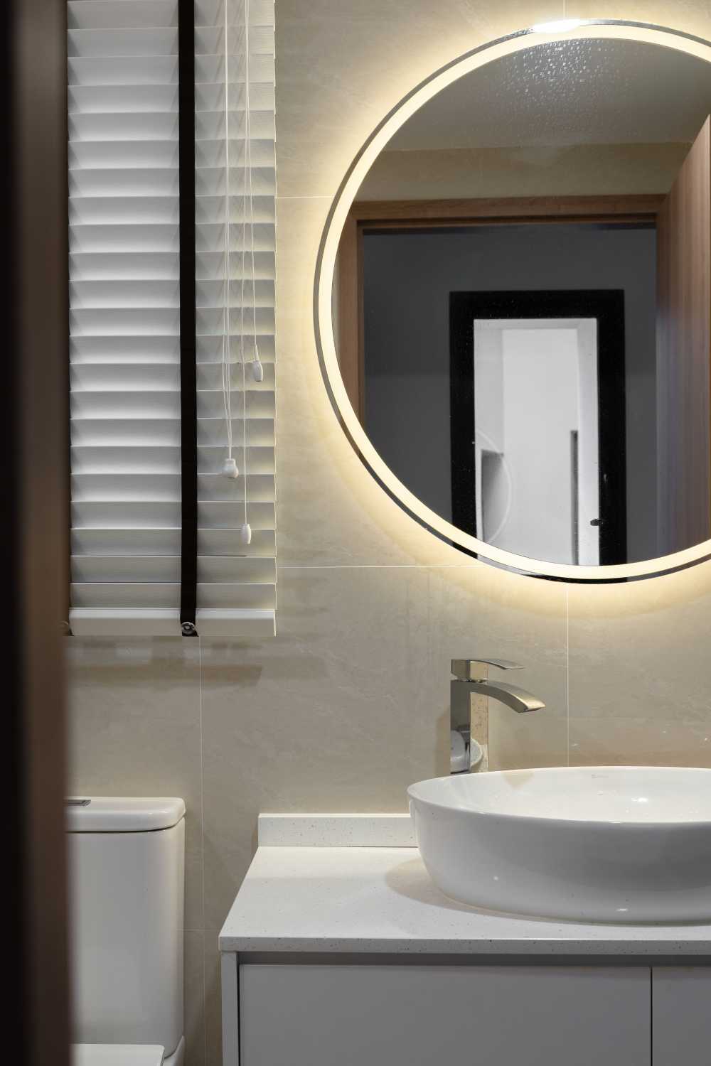 Contemporary Bathroom with Homogeneous Tiles and Herringbone Tiling