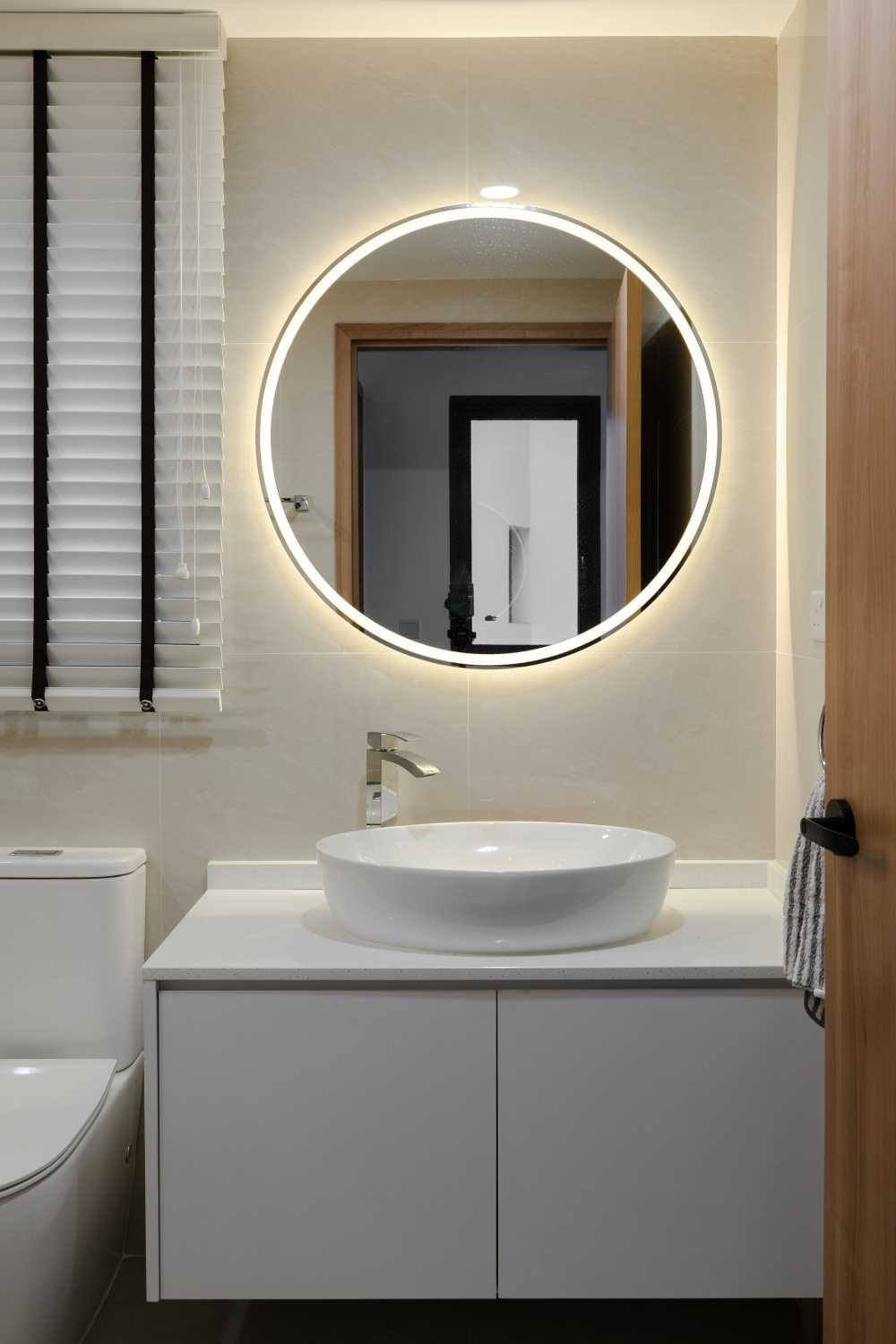 Contemporary Bathroom with Homogeneous Tiles and Mirror