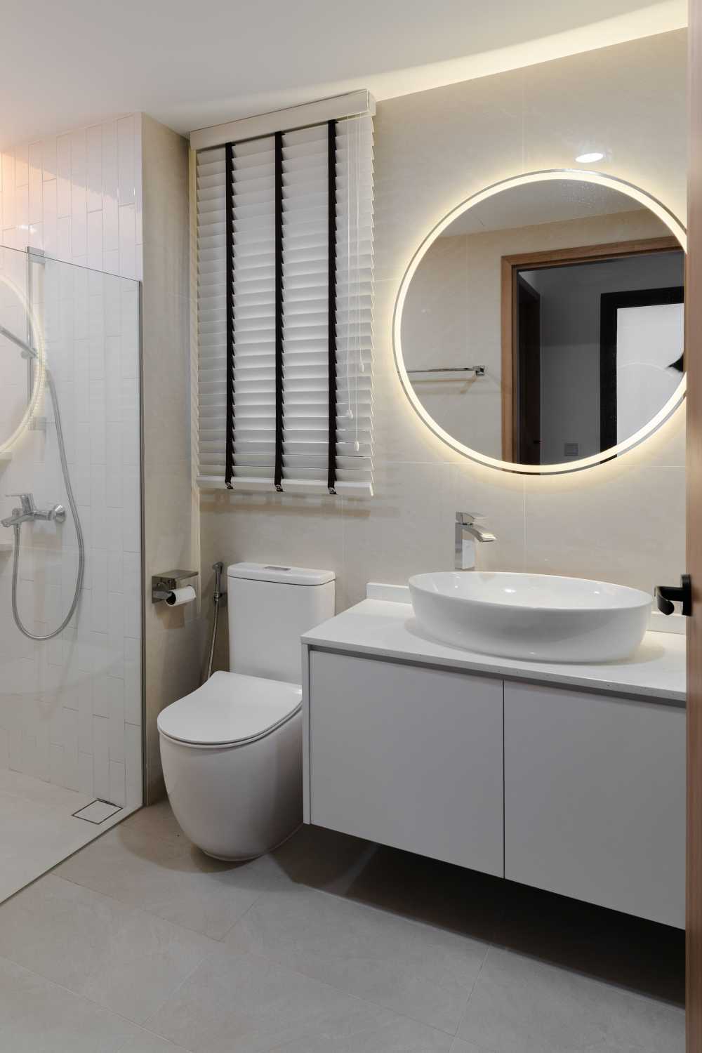 Contemporary Bathroom with Homogeneous Tiles and Cement Floor