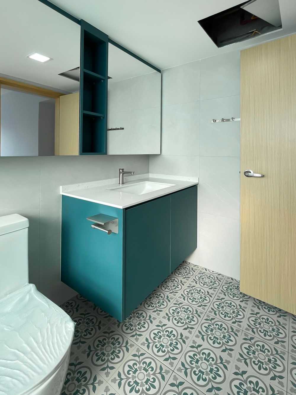 Scandinavian Bathroom with Mirror and Bathroom Storage