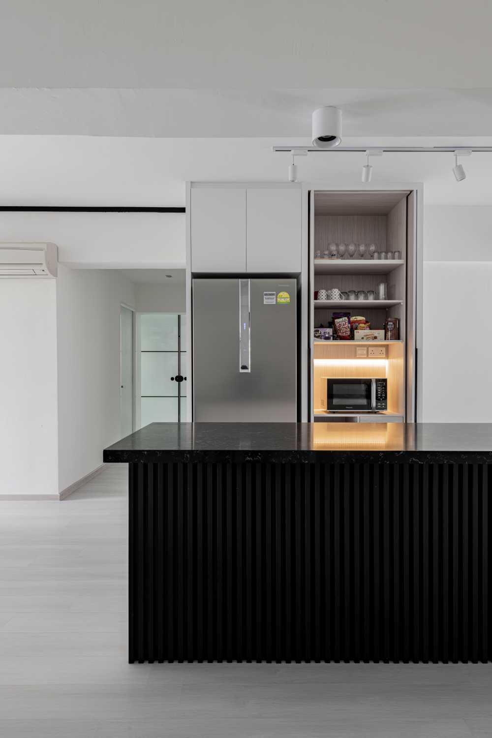 Minimalist Kitchen with Vinyl Flooring and Open Kitchen