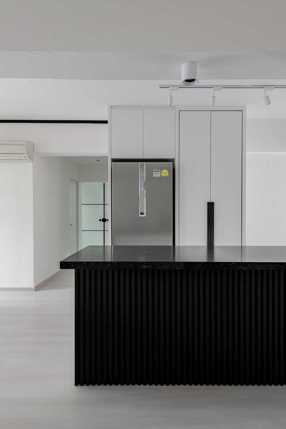 Minimalist Kitchen with Vinyl Flooring and Open Kitchen