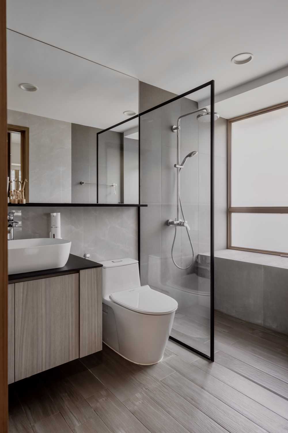 Modern Bathroom with Mirror and Showers