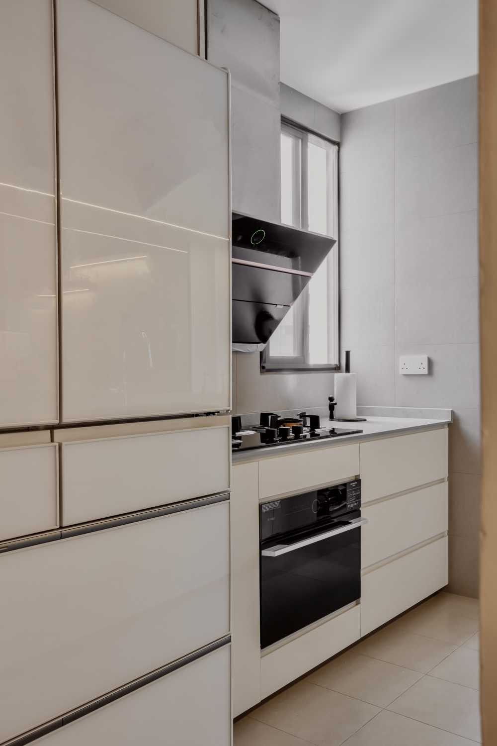 Modern Kitchen with Breakfast Counter and Kitchen Tap