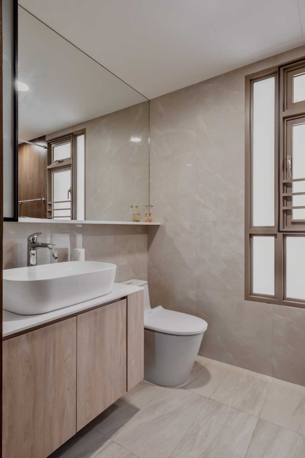 Modern Bathroom with Mirror and Showers