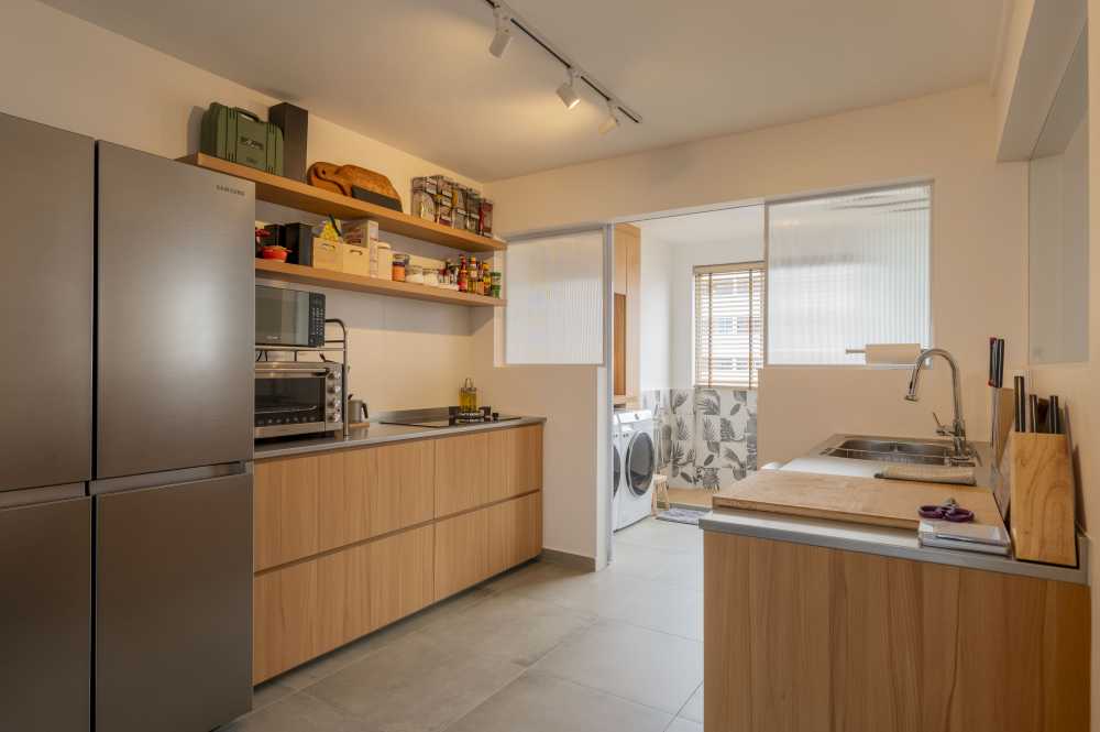 Scandinavian Kitchen with Homogeneous Tiles and Kitchen Backsplash