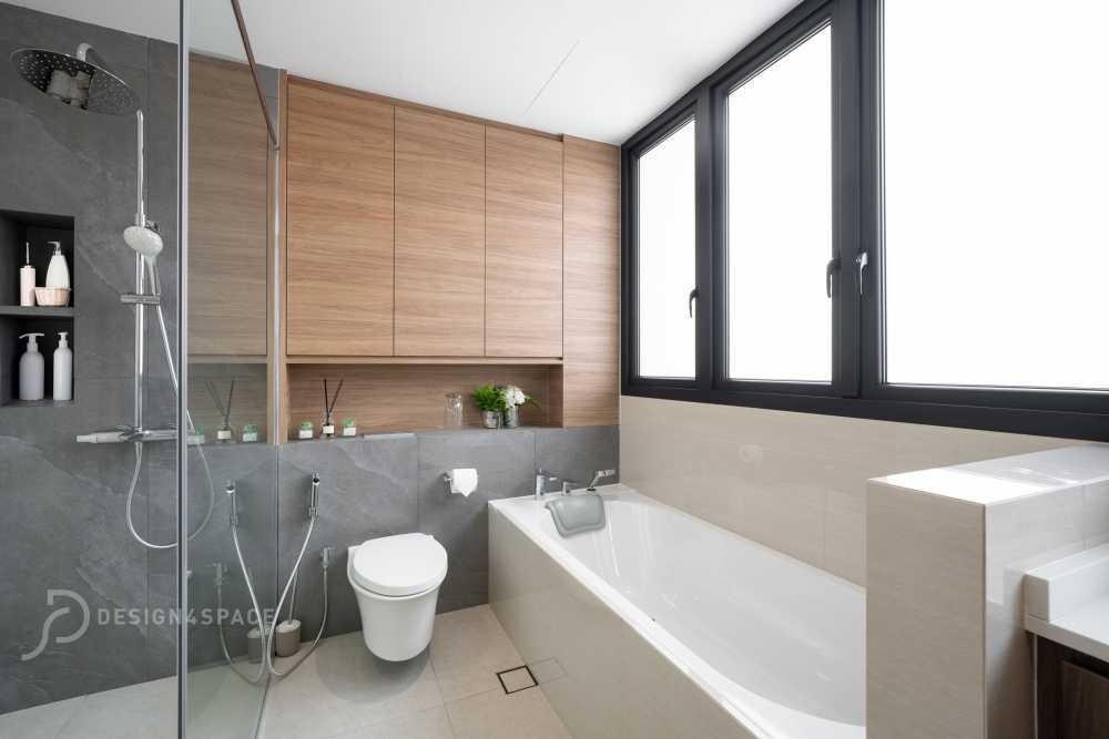 Modern Bathroom with Mirror and Bathtub