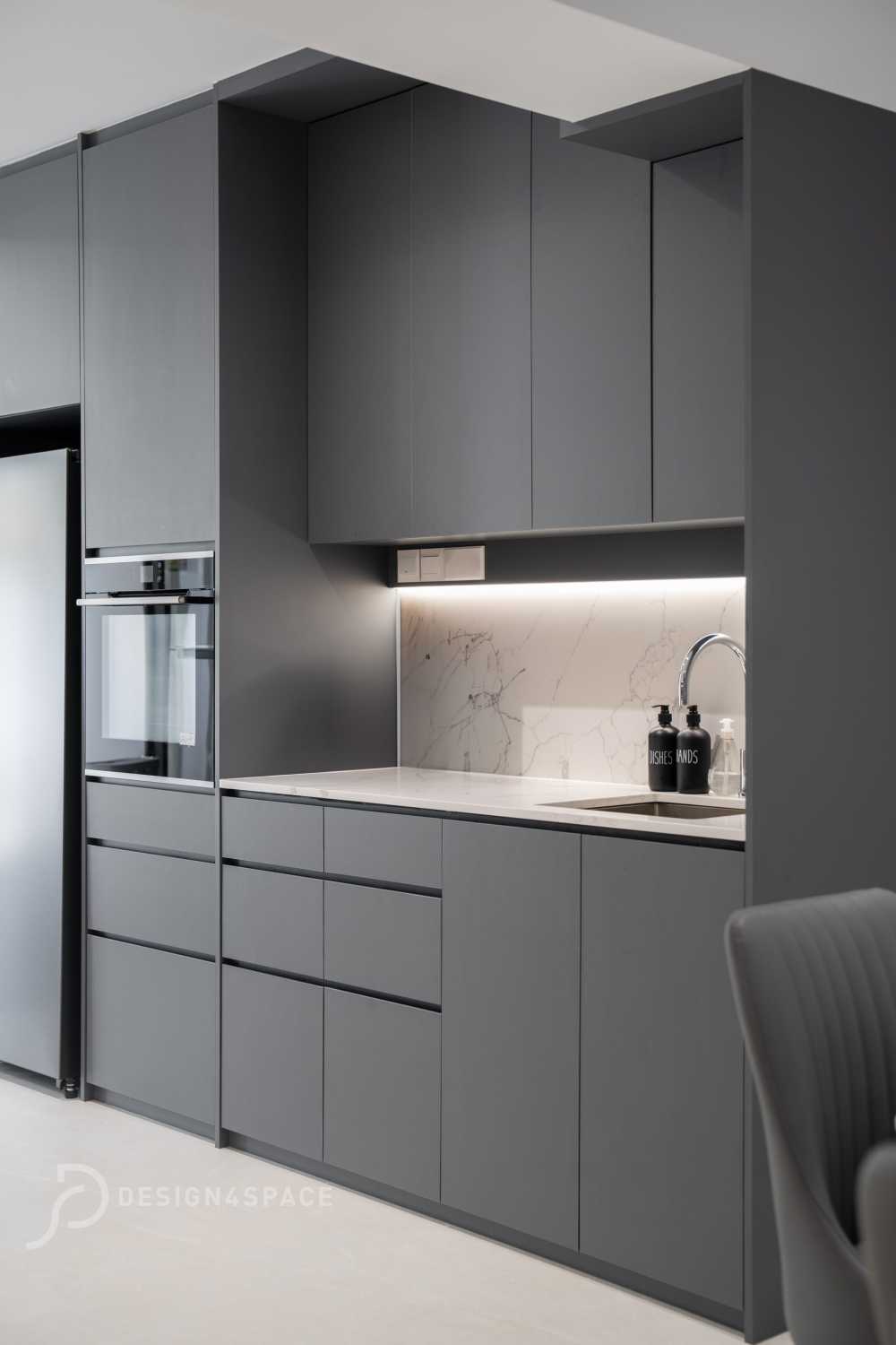 Modern Kitchen with Homogeneous Tiles and Kitchen Window