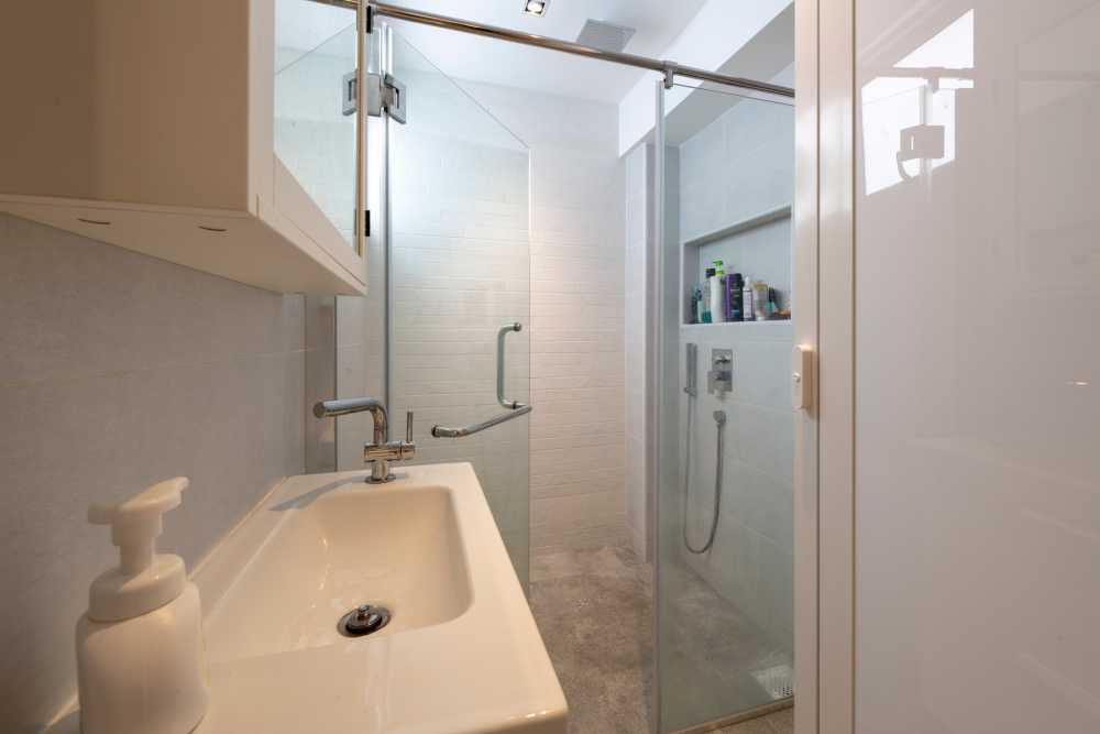 Industrial Bathroom with Homogeneous Tiles and Mirror