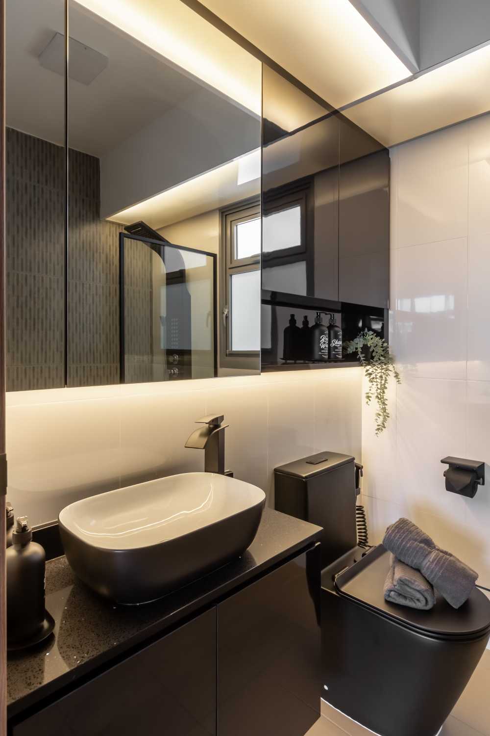 Contemporary Bathroom with Countertop and Homogeneous Tiles