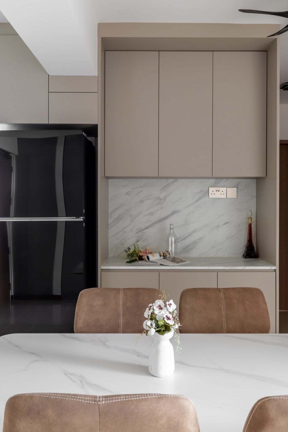 Contemporary Dining Room with Countertop and Kitchen Backsplash