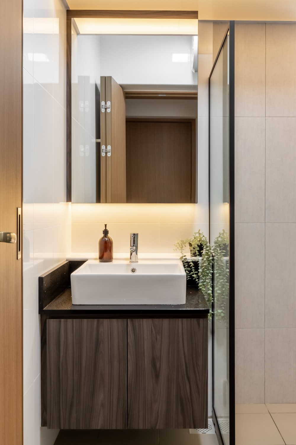 Contemporary Bathroom with Countertop and Homogeneous Tiles