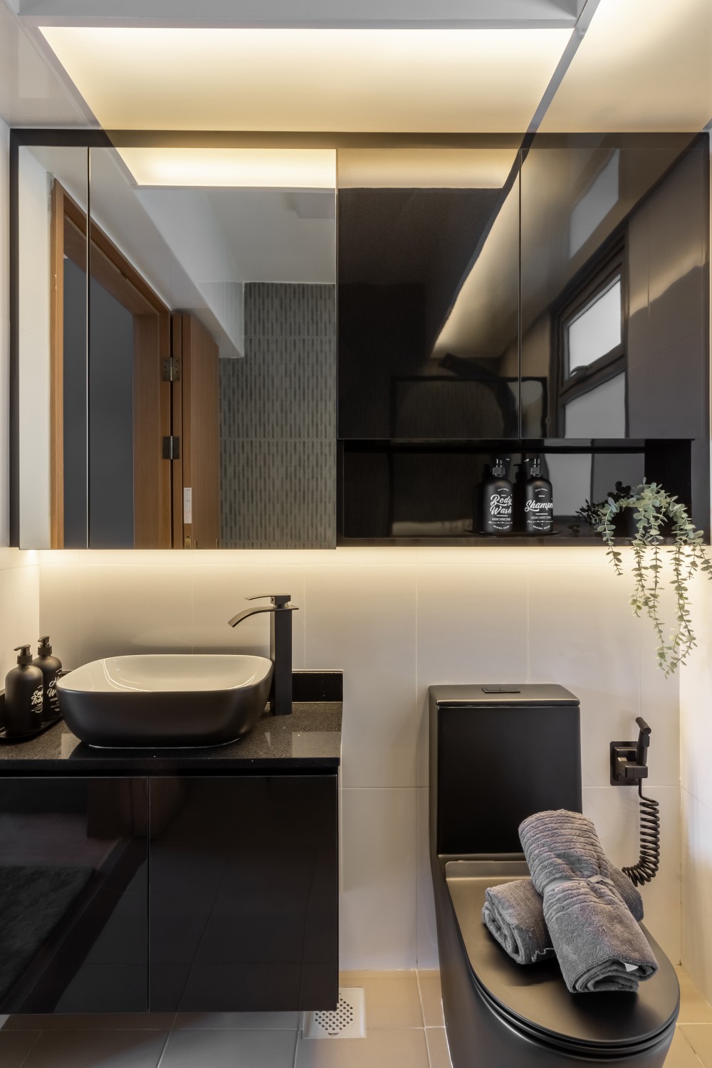 Contemporary Bathroom with Countertop and Homogeneous Tiles