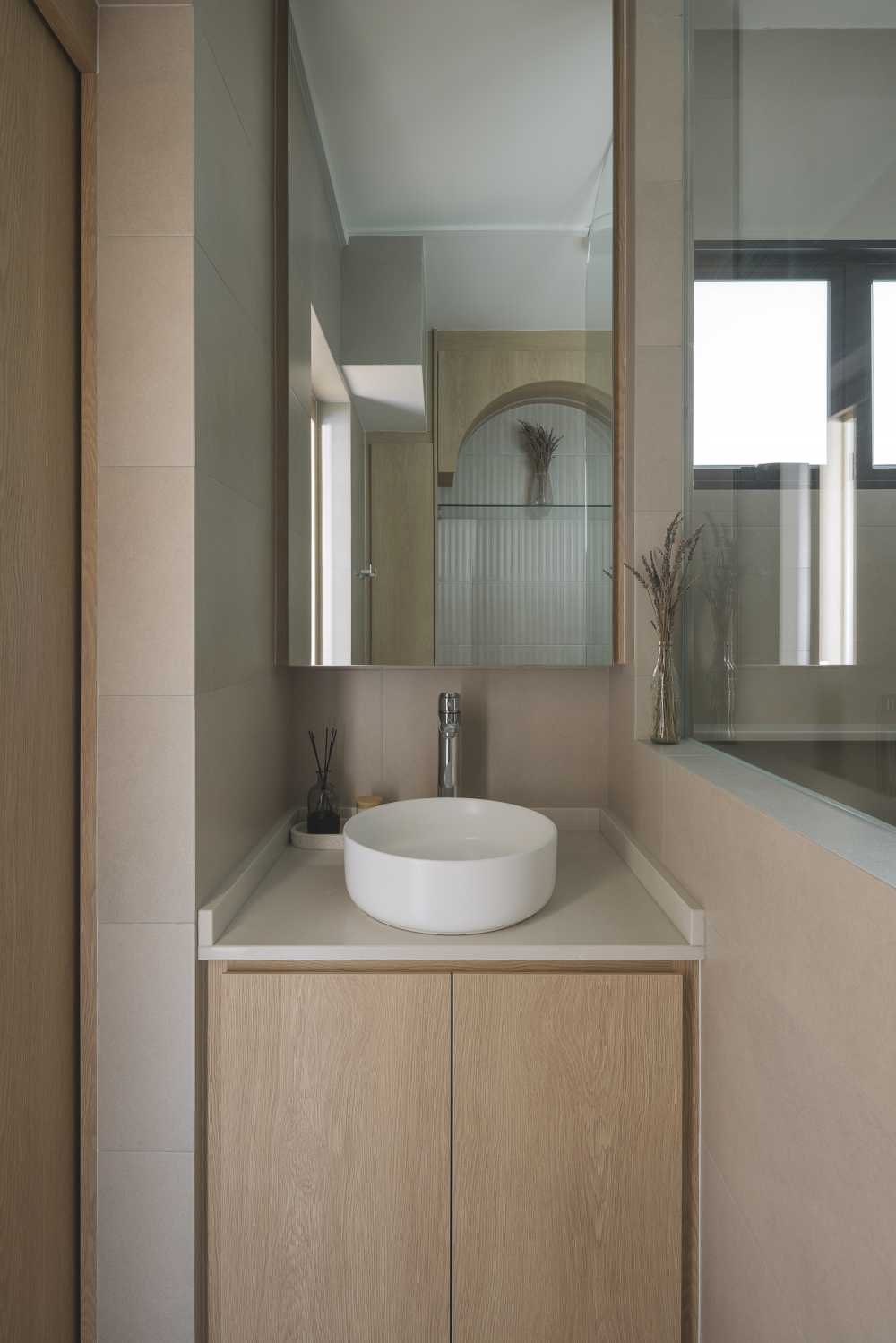 Modern Bathroom with Mirror and Bathroom Storage