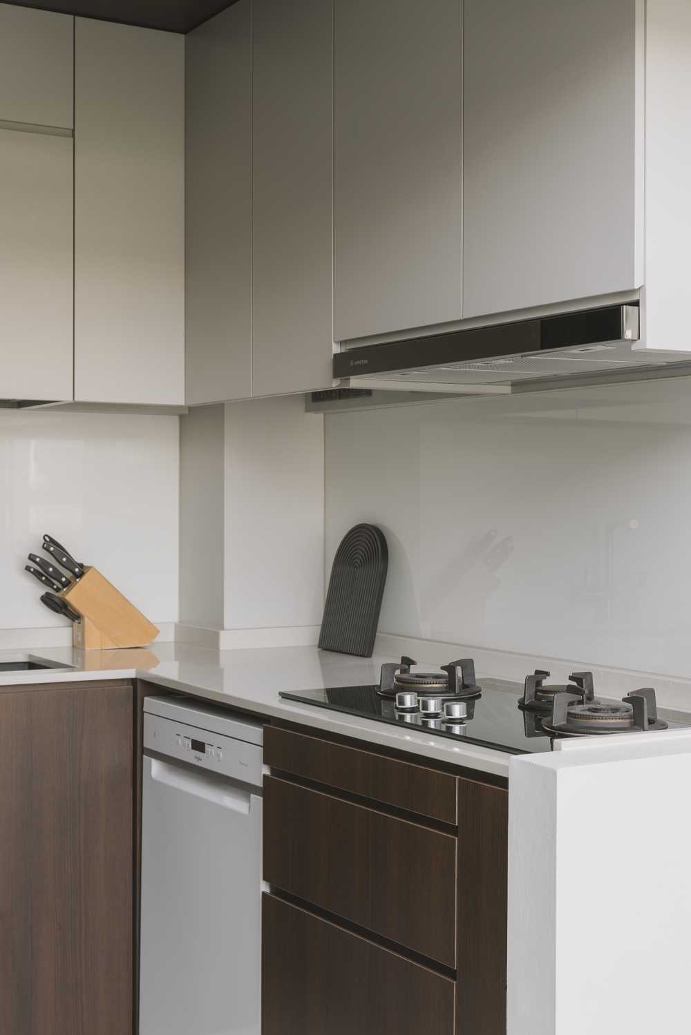 Modern Kitchen with Countertop and Kitchen Island