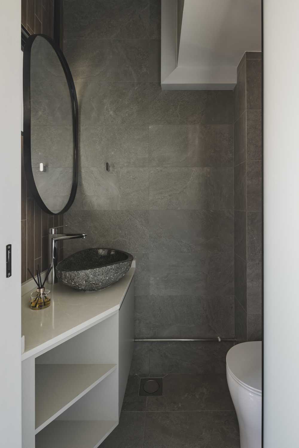 Modern Bathroom with Mirror and Bathroom Storage