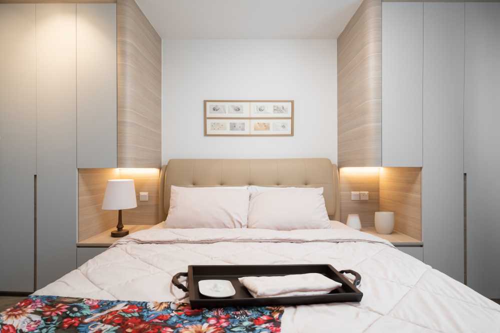 Scandinavian Bedroom with Vinyl Flooring and Homogeneous Tiles