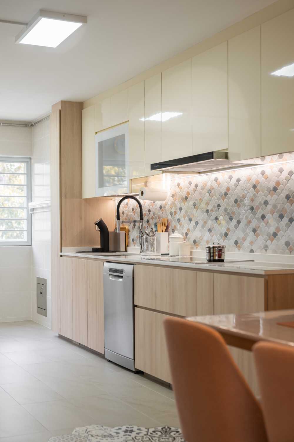 Scandinavian Kitchen with Vinyl Flooring and Homogeneous Tiles