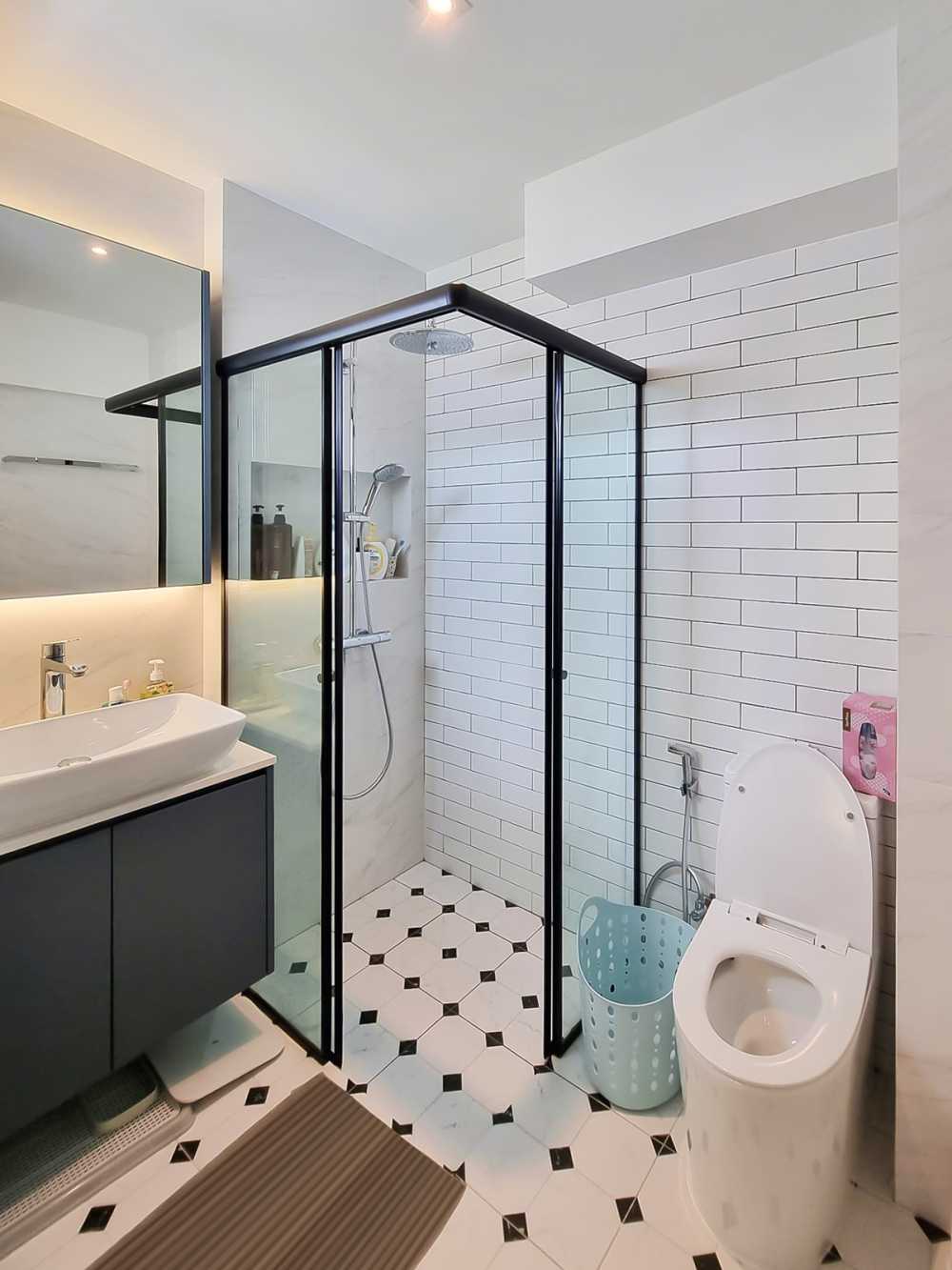 Scandinavian Bathroom with Mirror and Bathroom Storage