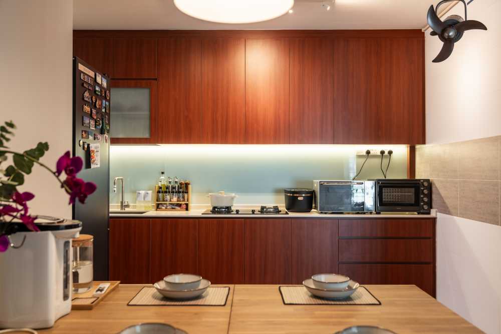 Modern Kitchen with Wood Flooring and Kitchen Backsplash