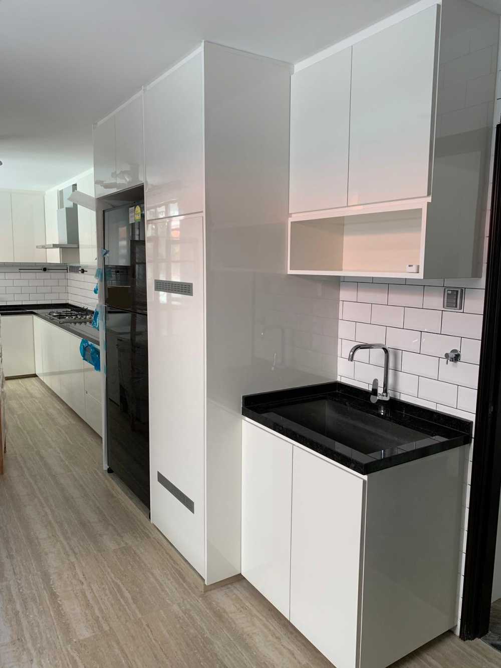 Modern Kitchen with Countertop and Homogeneous Tiles