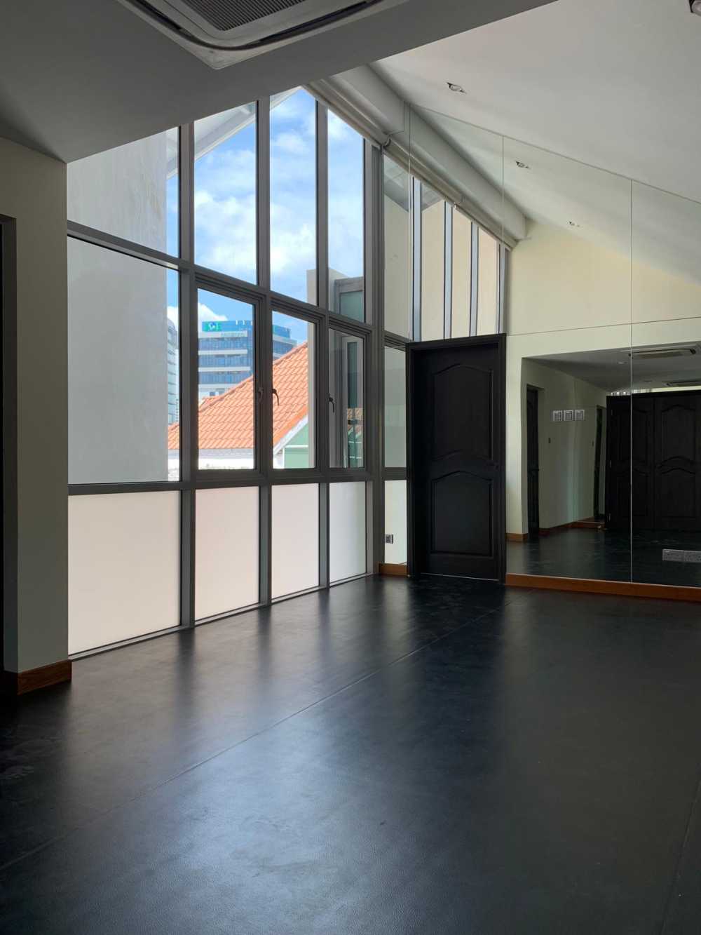 Modern Home Gym with Vinyl Flooring and Mirror