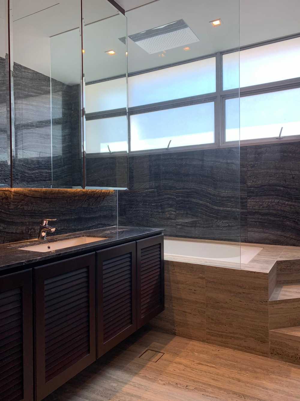 Modern Bathroom with Feature Wall and Mirror