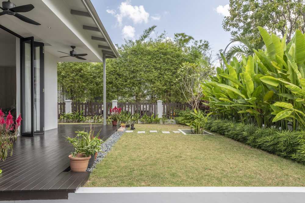 Contemporary Garden with Wood Flooring and Ceiling Fan