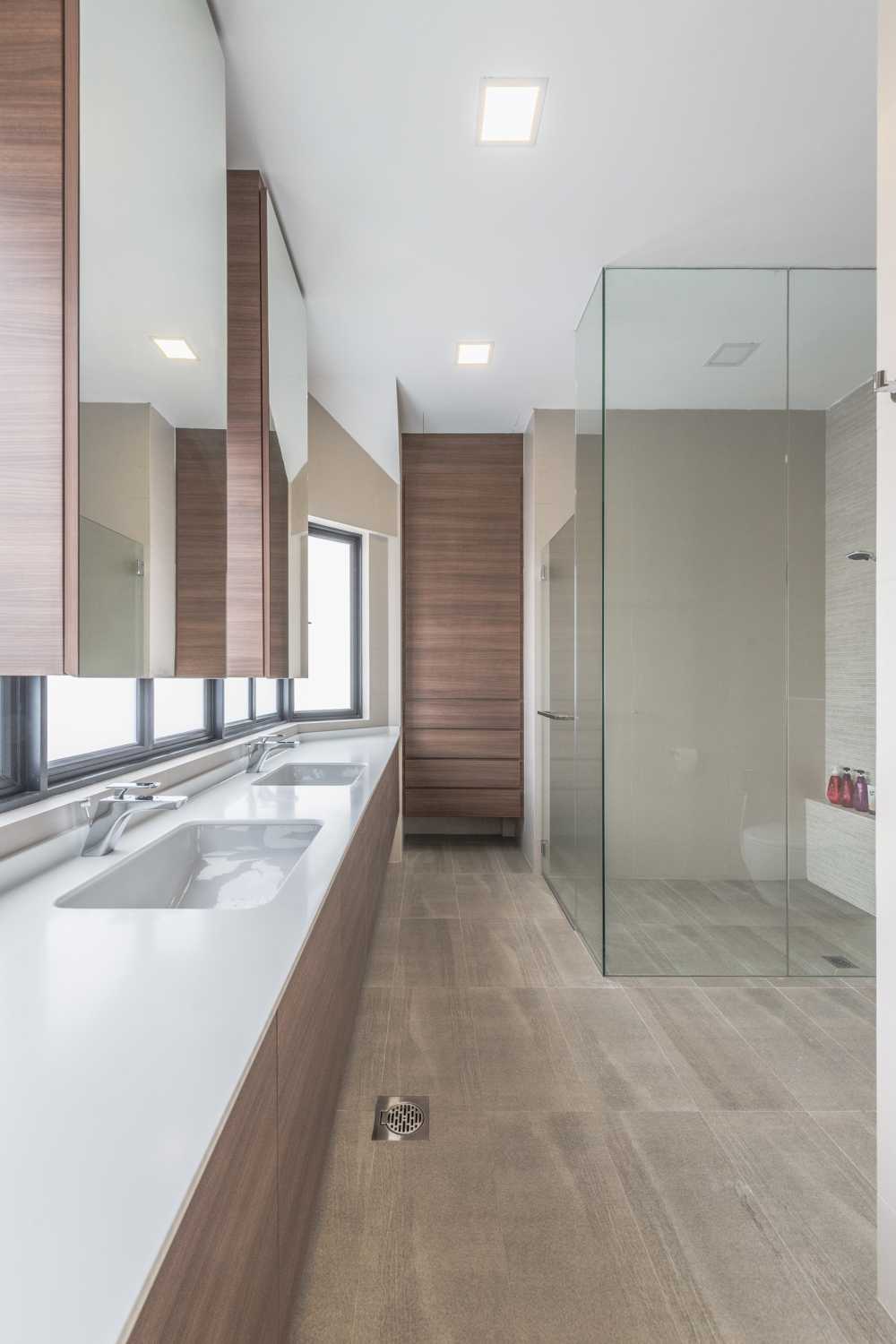Contemporary Bathroom with Homogeneous Tiles and Mirror