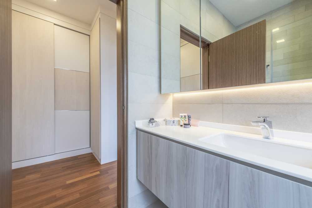 Contemporary Bathroom with Homogeneous Tiles and Mirror