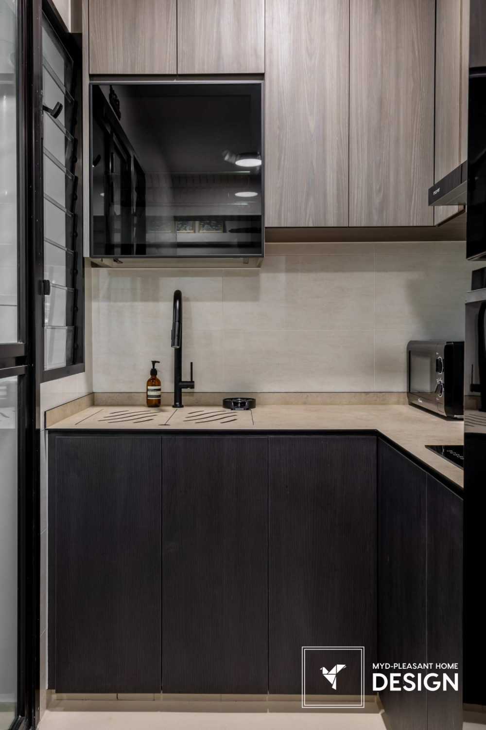 Modern Kitchen with Countertop and Homogeneous Tiles