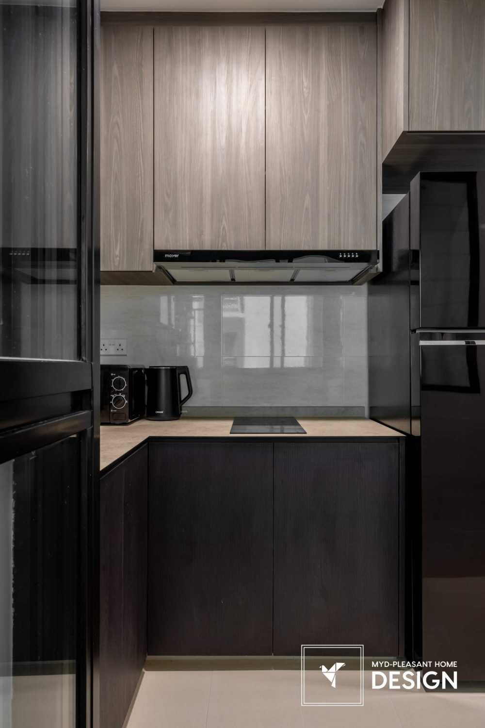 Modern Kitchen with Countertop and Homogeneous Tiles
