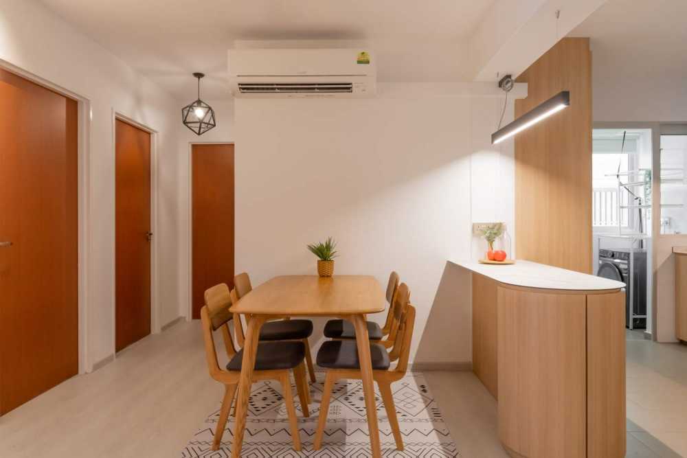 Contemporary Kitchen with Wood Flooring and Open Kitchen