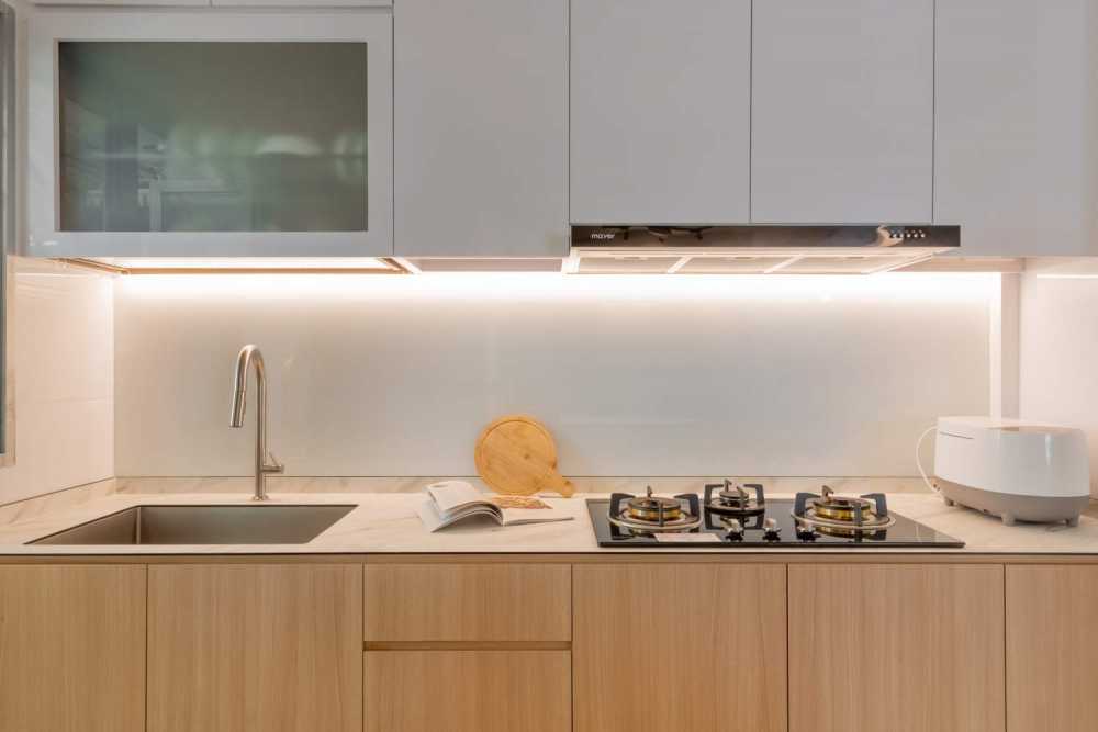 Contemporary Kitchen with Countertop and Homogeneous Tiles