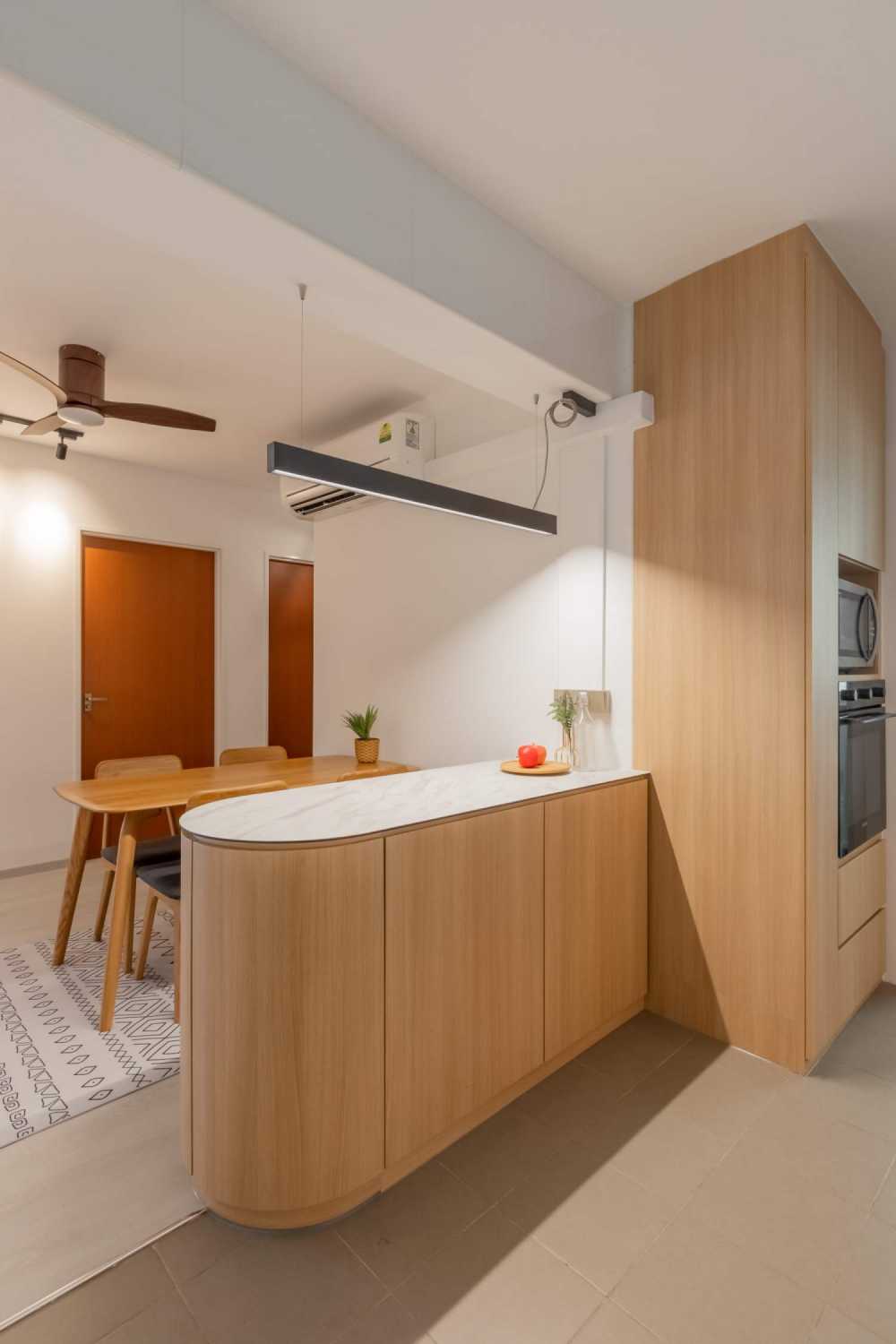 Contemporary Kitchen with Homogeneous Tiles and Open Kitchen